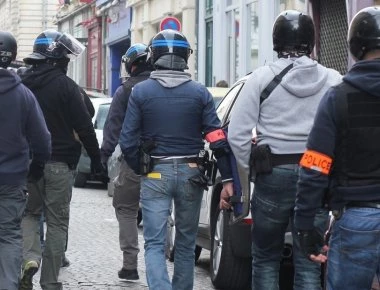 Εικόνες σοκ από το Παρίσι: «Πραιτωριανοί» του Μακρόν ξυλοκοπούν άγρια διαδηλωτές (φωτό - βίντεο)